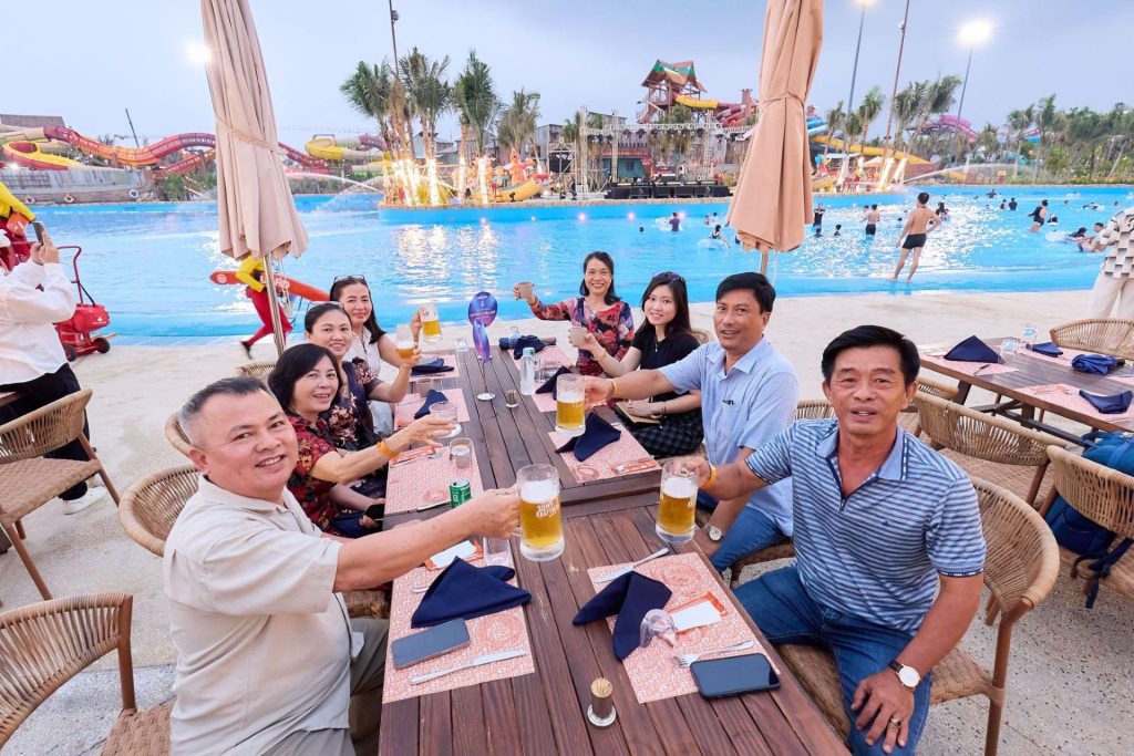 Du khách thưởng thức bia Đức mát lạnh tại Sun World Vũng Tàu