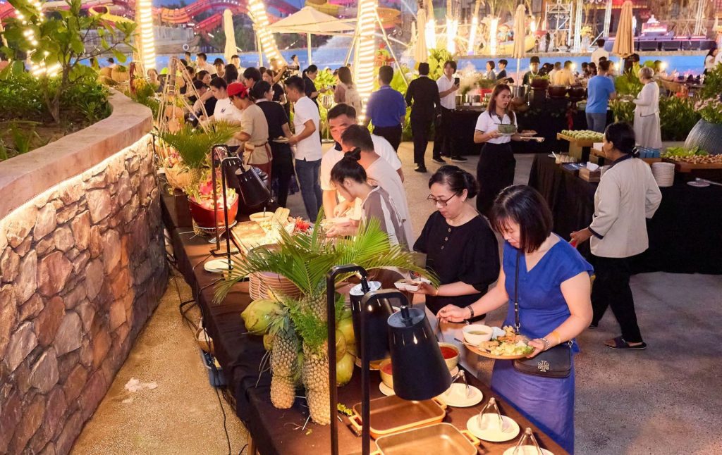 Buffet tối phong phú tại Công viên nước Vũng Tàu